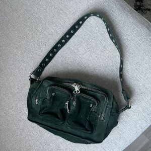 Mörkgrön nunoo väska - Superfin mörkgrön väska från nunoo.