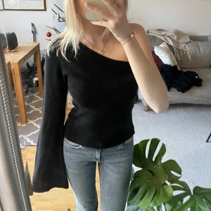 Glittrig tröja  - Glittrig one-shoulder topp från NAKD, använd en gång så i fint skick!💕