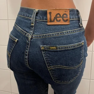 Lee straight jeans - Raka jeans från Lee, beskrivna som strl 29/32 men skulle säga att de är små i storleken 🤍