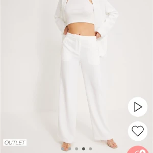 Vita kostymbyxor  - Vita kostymbyxor från Nelly, strl 36. Köpta här på Plick men de var förstora för mig. Perfekta till studenten!