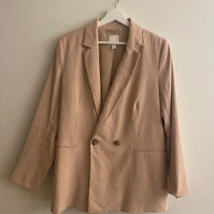 Kavaj - En beige kavaj i bra skick! 