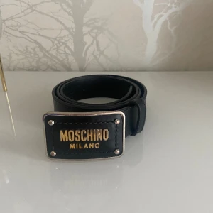 Moschino bälte  - köpte för ett några månader sen, väldigt snyggt på. Skick 8/10. Pris kan diskutera vid snabb affär  Nypris 2 900kr 