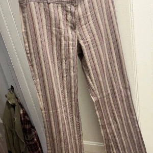 Randiga kostym byxor  - Säljer dessa Coola randiga byxor i helt nyskick!! Stl S