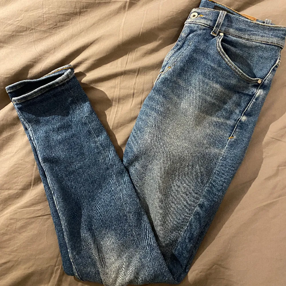 Feta jeans från tiger of sweden, skit bra skick, modellen heter Evolve och är en slim-regular passform, beror lite på hur du är byggd. Skriv ifall ni har frågor!. Jeans & Byxor.