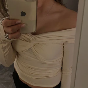 offshoulder topp - jättefin beige/cremevit off shoulder topp ifrån Gina Tricot 💫 nypris 299 kr ✨ helt oanvänd med prislapp kvar (se sista bilden) 