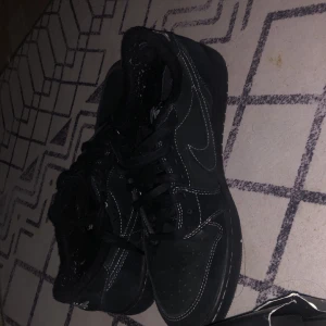 Nike Black phantoms // bytes - Fetta black phantoms !? Skicka byte!!Snygga jävla skor med extra snören samt box, skit bra skick fast dom blivit använda 🙏 skriv för fler bilder🙏😤