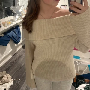 Off shoulder tröja - Helt ny stickad Off shoulder tröja från H&M. Har endast använt den 1 ggn och säljer den pga att den inte kommer till användning!! Skriv på dm vid fler frågor!! 