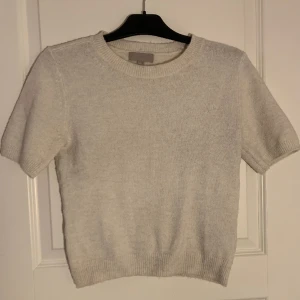 Kortärmad stickad tröja  - Supersnygg stickad tröja med korta ärmar ifrån hm i storlek xs🤍 Använt 1 gång så superbra skick🤍 Skriv vid intresse eller frågor🤍