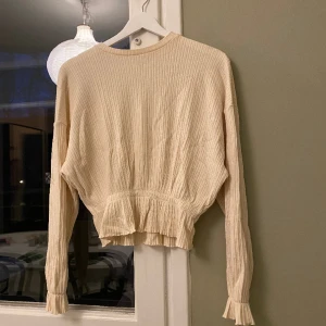 Ribbad vit tröja - Ribbad vit tröja med volang från Stradivarius. En krämvit färg. Storlek XS. Passar perfekt i vinter❄️