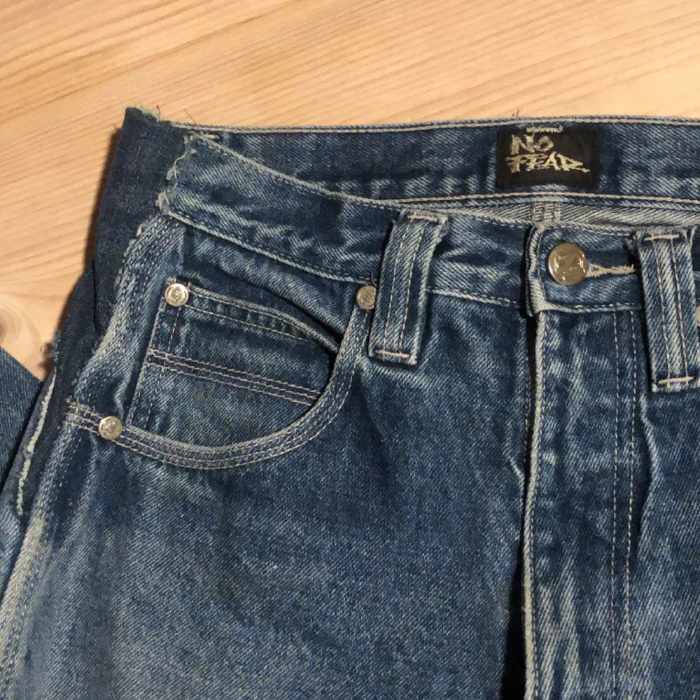 No fear cargo jeans som är i bra skick men jag har sytt ut dem runt midjan . Jeans & Byxor.