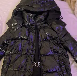 Säljer denna jöttefina varma jackan då jag köpt en ny, från Calvin Klein, nyskick❤️❤️storlek m men skulle säga den passar d bättre. Nypris 2200❤️