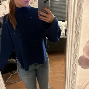 Stickad tröja - En jätte skön sticksd tröja från Vero Moda som tyvärr inte kommer till användning! Den har slits på bäggr sidor och är lite längre där bak ön fram! Även än liten krage.