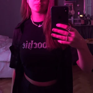 Baby tee från Weekday - Snygg baby t shirt från Weekday, köpt 2020.  glittertext!