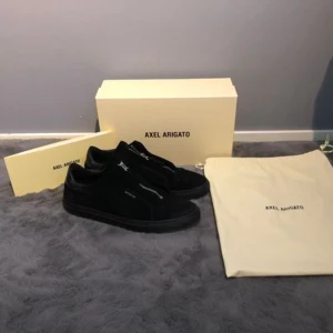 Axel arigato  - Säljer ett par arigatos i otroligt bra skick, använda max 4 gånger.  Storlek 45   Medföljer original box samt en travel bag och såklart kvitto. 