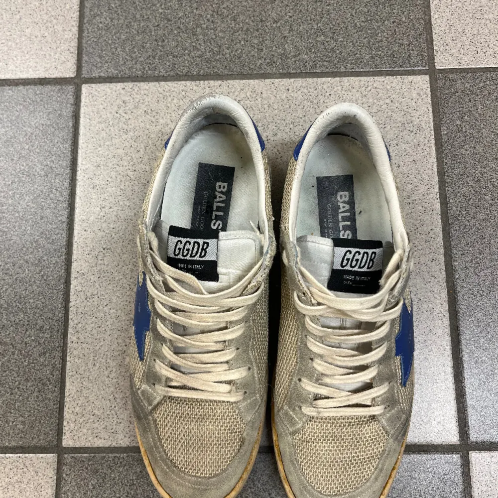 Säljer dessa golden goose skor, skorna är i ett använt skick vilket man kan se på vissa bilder. Skorna är sällsynta och svåra att få tag i, därför priset. . Kengät.