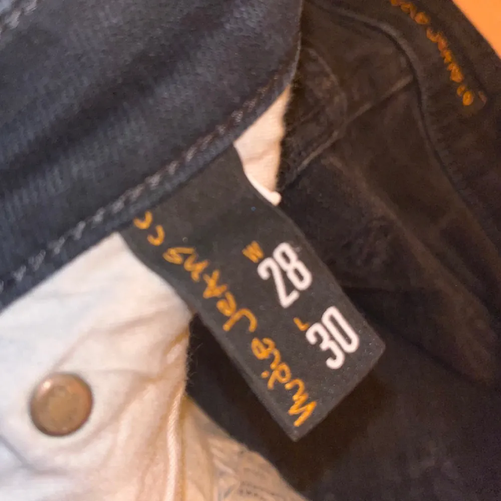  NUDIE jeans Skinny Lin Storlek: W28 L30 Material: 100% organic cotton Färg: mörkblå-svarta Skick: bra, inga fläckar eller större slitage än normal användning. Jeans & Byxor.