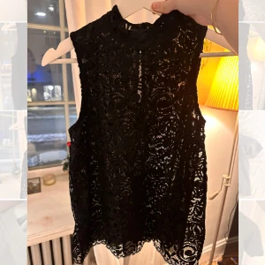 Spets topp - Skitsnygg spetstopp, perfekt till nyår! I väldigt bra skick.