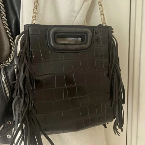Maje väska - Säljer min superfina maje väska, nypris 2800kr mitt pris 1500kr, dustbag medföljer 😌😌 självklart äkta.