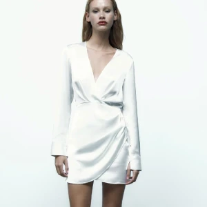 Zara klänning - Vit zara klänning i satin. Aldrig använd så prislapp kvar. Storlek M. Säljer för 120kr +frakt 