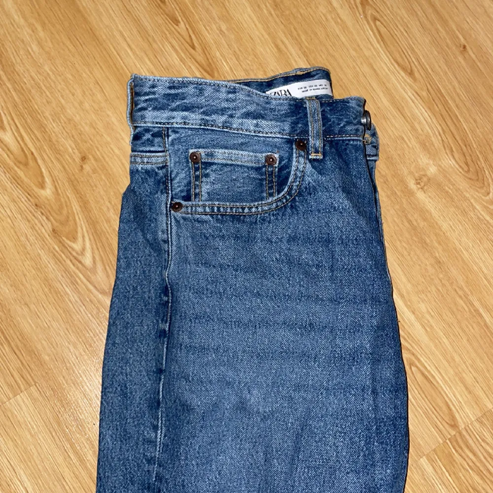 Mörkblåa jeans från zara i storlek 38. Använda 1 gång. Jeans & Byxor.