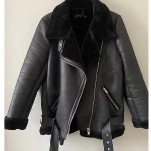 Skinnjacka i bikermodell från Zara - Jättefin bikerjacka från Zara med supermjuk, fuskpälsfodrad insida. Varm och bekväm, fungerar som både höst- och vinterjacka. Begagnat men fint skick, jag har sällan använt den  