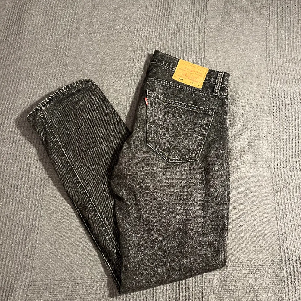 Säljer ett par gråa Levis 501 jeans i väldigt bra skick. Storlek 31,32. Köpta för 1100kr. Mitt pris: 399kr. Hör av er vid frågor. Jeans & Byxor.