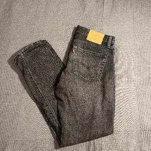 Säljer ett par gråa Levis 501 jeans i väldigt bra skick. Storlek 31,32. Köpta för 1100kr. Mitt pris: 399kr. Hör av er vid frågor