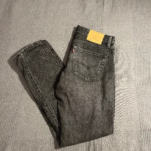 Levis 501 jeans - Säljer ett par gråa Levis 501 jeans i väldigt bra skick. Storlek 31,32. Köpta för 1100kr. Mitt pris: 399kr. Hör av er vid frågor