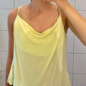 Jättefint gult linne med häng därframme från NA-KD, använt en gång. Perfekt till sommaren!☀️🌊 Skriv gärna om ni har frågor eller vill ha fler bilder!💕