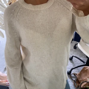 Stickad tröja  - Stickad tröja i använt skick men forftatande fin! 