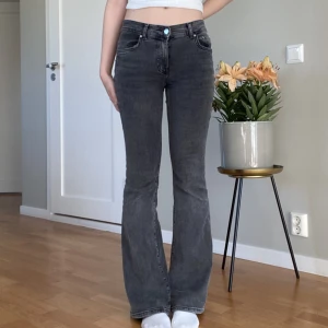 low waist jeans - säljer mina low waist bootcut jeans från gina! de är i superbra skick och perfekt längd för mig som är 172 :) nypris 499kr