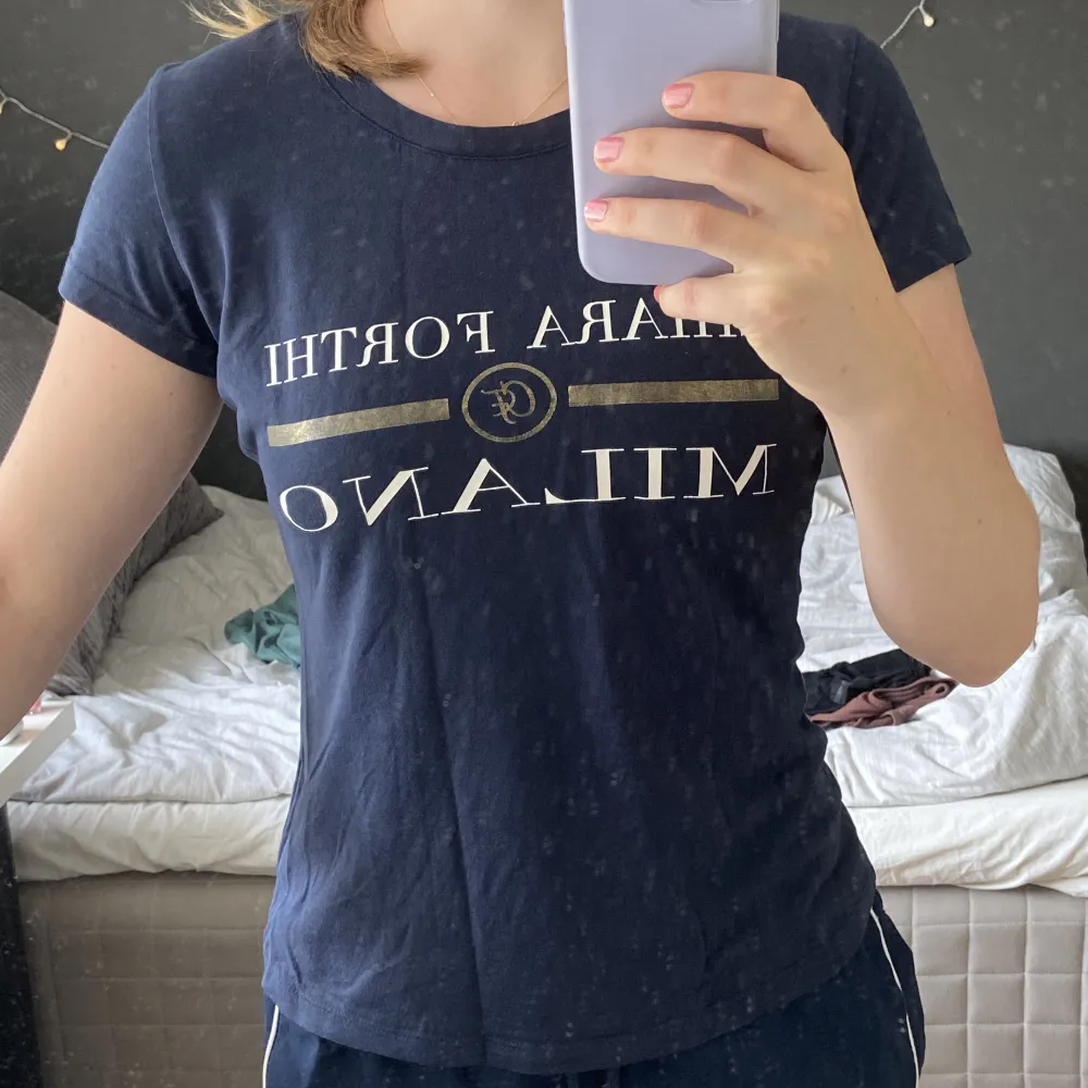 Mörkblå relativt tight T-shirt från Chiara Forthi Milano. Köpt för 150 kr på Holmlunds 2019 och använd kanske 20 gånger. Säljer då jag tröttnat på den. Den har rynkor då den legat ihopvikt i flera år men de försvinner när man hänger upp den😅. T-shirts.