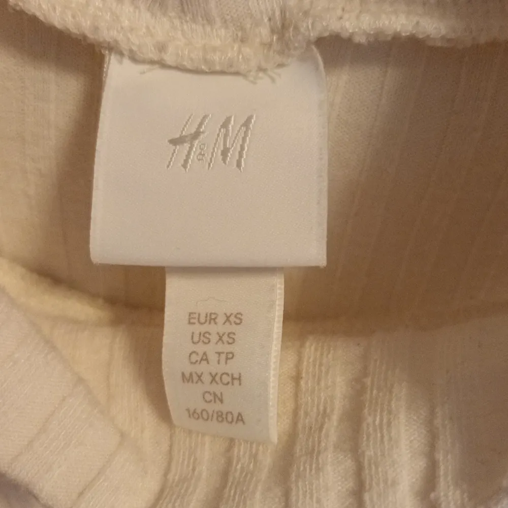 Långärmad tröja från h&m, inte använd mycket men blivit lite nopprig av tvätten.. Toppar.