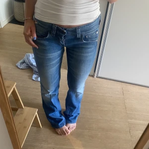 Lågmidjade jeans  - Sjukt snygga replay jeans.  Lågmidjade, vida längst ner vid foten och så fina fickor! De har lite slitningar längst ner vid hälarna.  Skriv för fler bilder eller mått🩷