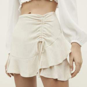 Söt kjol med inbyggda shorts från Stradivarius. Använd en gång 