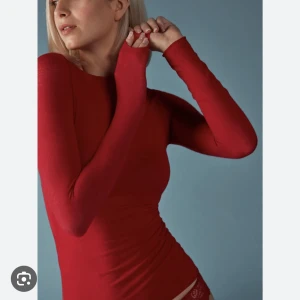Intimissimi Tröja - en röd intimissimi tröja som inte kommer till användning och nästan aldrig gjort. Inga defekter, som ny. Tröjan är i M men sitter som en S skulle jag säga. Vid snabb affär kan priset diskuteras.