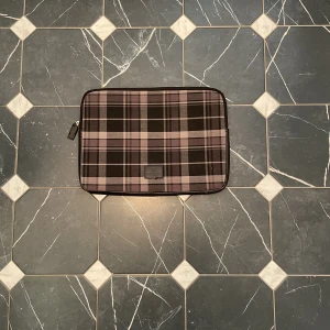 Datorfodral Tiger of Sweden  - Ett snyggt datorfodral från Tiger of Sweden. Kom privat för fler bilder🤩