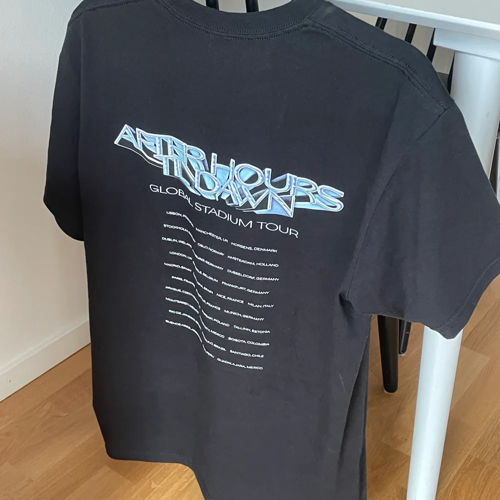 Säljer en t-shirt från The Weeknd’s After hours til dawn world tour. Köptes under konserten i Stockholm. Har en oversize fit på mig som är 173 cm lång 🔥 Ord pris 600 kr. T-shirts.