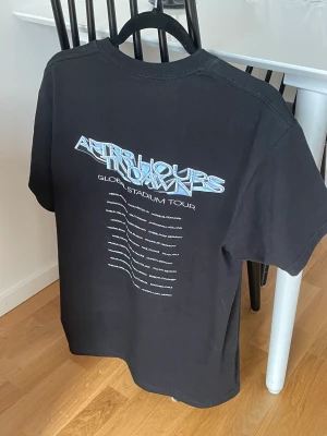 After Hours til Dawn Tour t-shirt - Säljer en t-shirt från The Weeknd’s After hours til dawn world tour. Köptes under konserten i Stockholm. Har en oversize fit på mig som är 173 cm lång 🔥 Ord pris 600 kr