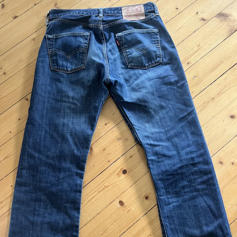 Säljer ett par jätte fina lågmidjade Levis jeans 501 som är i storlek w:30 och L:32 (jag brukar ha 34/36 i jeans och de passar bra) Dessa är inte särskilt använda så i bra skick! Köpare står för frakt🫶🏻. Jeans & Byxor.