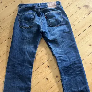 Säljer ett par jätte fina lågmidjade Levis jeans 501 som är i storlek w:30 och L:32 (jag brukar ha 34/36 i jeans och de passar bra) Dessa är inte särskilt använda så i bra skick! Köpare står för frakt🫶🏻