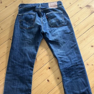 Lågmidjade Levis jeans - Säljer ett par jätte fina lågmidjade Levis jeans 501 som är i storlek w:30 och L:32 (jag brukar ha 34/36 i jeans och de passar bra) Dessa är inte särskilt använda så i bra skick! Köpare står för frakt🫶🏻