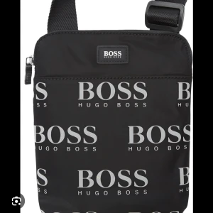 Boss väska Limited edition/ säljs inte längre - Har använts fick i present sen den har luggit nåt år elr så. Har inte kvitto men garanterar äkthet