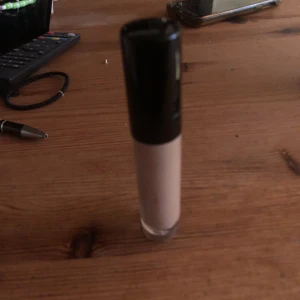 Conceler  - Hej jag säljer denna conceler som är alldeles för mörkt för mig , använda få gånger ! 