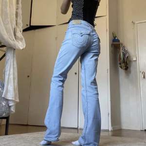 Sjuukt snygga lågmidjade true religion jeans. Innerben: 85 och midja: 37 rakt över ❣️ 