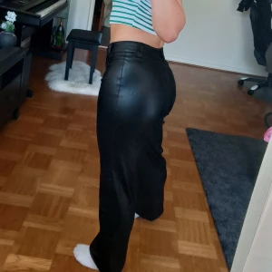 Skinnbyxor - Raka skinnbyxor från Zara. Sparsamt använda 