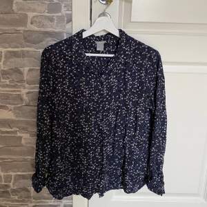 Blommig ”skjorta” i mjukt material, kan knäppas upp och användas över tex ett linne.  Nypris, 499kr, säljer för 99kr.