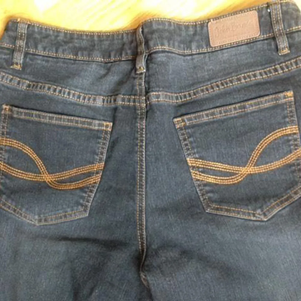 Sista bilden är mest accurate färg på jeansen! De är mörkgråa. Innerbenslängd 76 midjemått 43. Jeans & Byxor.