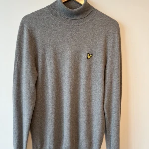 Stickad Lyle and Scott Turtle neck - En stickad slim fit Turtle neck tröja. Använd max 3-4 gånger och säljer eftersom den inte används. Perfekt skick, har närbilder på tyget. Är 190 lång för Size-reference. Köpt för 1300. Size M (syns i bild 3, jag vet)