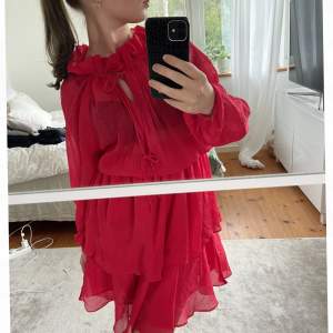 Röd fin volangklänning perfekt till fest 